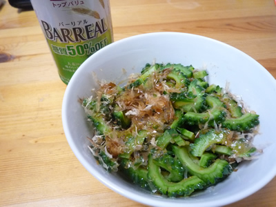 ゴーヤサラダのレシピを紹介する