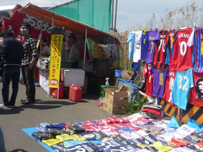 埼玉スタジアムでレッズ戦を観に行った：駅からスタジアムの間にはユニフォームの売店や出店があります。