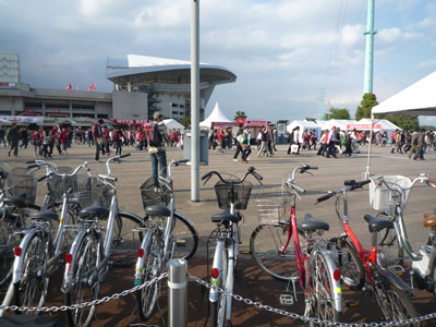 埼玉スタジアム（レッズ戦）に自転車で行く：駅側ゲートに沿って自転車を並べられます。